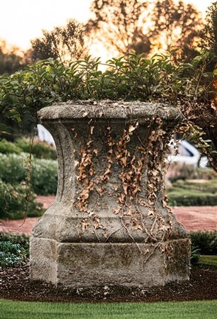 Grande basamento per statua da giardino in calcestruzzo con angoli smussati e c