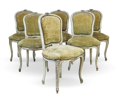 Gruppo di sei sedie in legno intagliato e laccato con gambe mosse, grembiale e