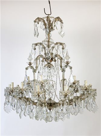 Grande lampadario a quindici luci in stile Maria Teresa con bracci a voluta riv