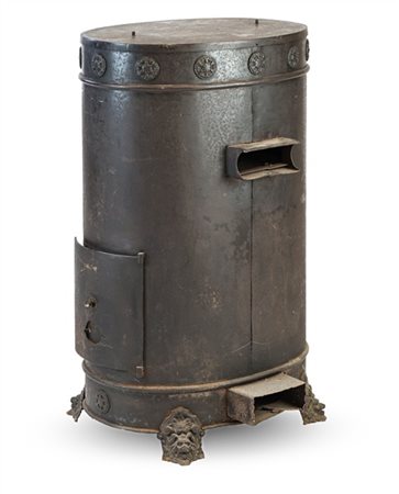 Stufa a sezione ovale in ferro con piedini a testa leonina, fascia superiore e