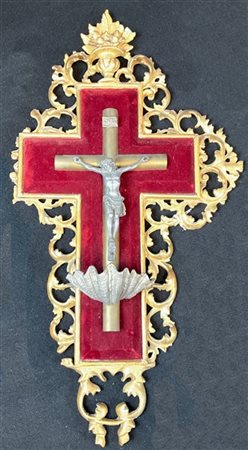 Crocifisso in metallo con acquasantiera a valva di conchiglia su pannello in ve