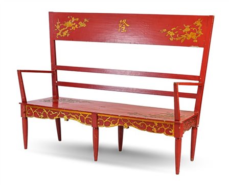 Panchina in legno laccato rosso decorata con intagli floreali dorati, alto schi