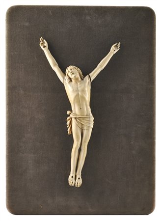 Arte del secolo XVIII. Cristo crocifisso in avorio scolpito (h. cm 34) su panne