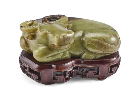 Bufalo d’acqua accucciato in giada gialla chiazzata russet intagliato con le ga