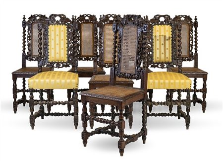 Gruppo di otto sedie in rovere intagliato nello stile Foresta Nera con decori a