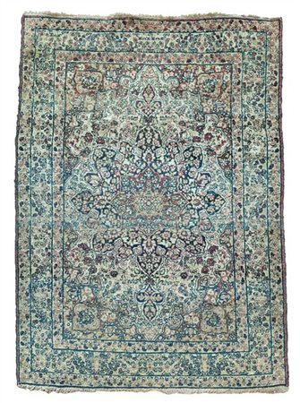 Tappeto Kirman, Persia, fine secolo XIX. Decoro con medaglione nei toni del blu