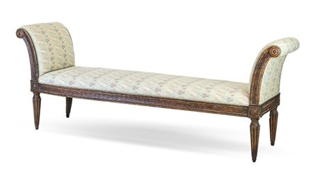 Panca in legno intagliato e dipinto, braccioli estroflessi, fasce a motivi geom