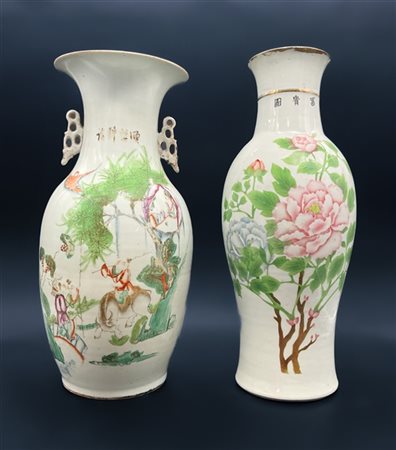 Lotto composto da due vasi in porcellana di cui uno biansato con decoro floreal