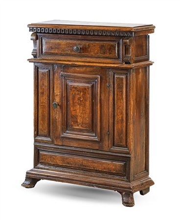 Comodino in noce ad un'anta pannellata ed un cassetto, costruito con elementi a