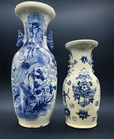 Lotto composto da due vasi in porcellana decorati in moncromia blu. 
Cina, seco