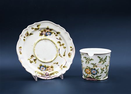 Manifattura emiliana del secolo XVIII. Lotto composto da un vaso (h cm 11) e un