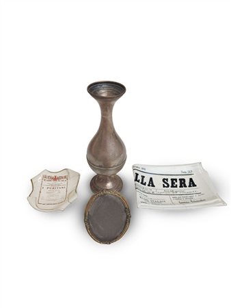 Lotto composto da un vasetto in argento (g 180) (h cm 20,5), due svuota-tasche