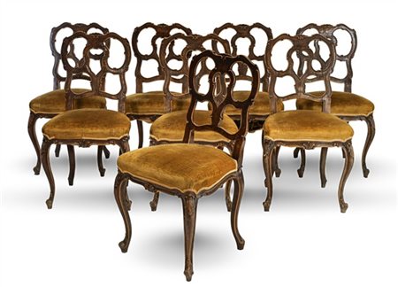 Gruppo di otto sedie in legno intagliato con schienale sagomato a giorno e gamb