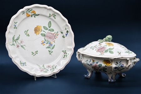 Manifattura romagnola, secolo XVIII. Lotto composto da una zuppiera biansata co