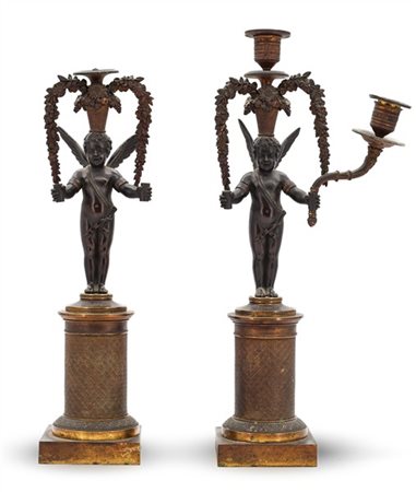 Coppia di candelabbri in bronzo brunito e dorato a tre fiamme con sostegno ad a