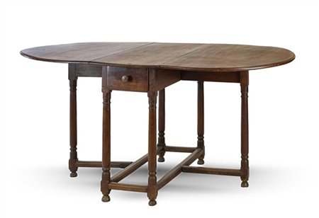 Tavolo a bandelle in noce con piano ovale e cassetto sul lato corto, gambe torn