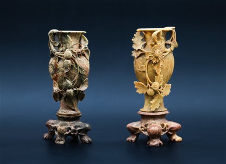 lotto composto da due vasi decorati a fiori in pietra saponaria, Cina, Secolo X