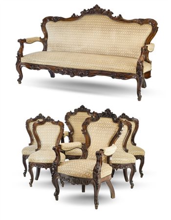 Fornitura da salotto in legno intagliato composta da divano a tre posti, coppia