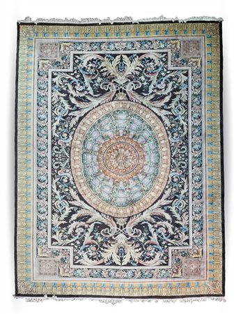 Tappeto Savonnerie, Francia, secolo XX. Decoro ispirato ai modelli francesi del