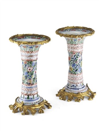 Due vasi dalla forma Gu in porcellana Wucai
Cina, dinastia Qing, periodo Kangxi