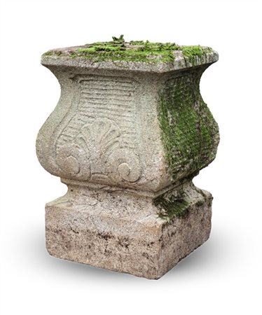 Piedistallo da giardino di forma sagomata con base quadrata. Inizio secolo XX (