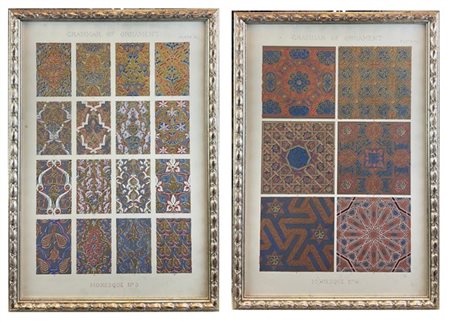 Coppia di litografie a colori raffiguranti decori a moresche. In cornici di col