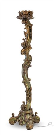 Grande torciera tripode di gusto barocco in legno intagliato a volute e foglie