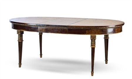 Tavolo ovale allungabile in noce con gambe a obelisco rovesciato decorate all'a