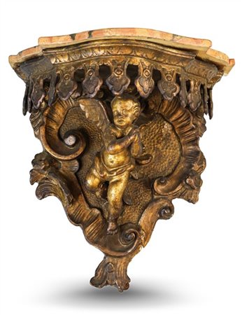 Mensola in legno intagliato e dorato con piano sagomato e sostegno con amorino