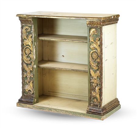 Libreria a giorno in legno laccato verde parzialmente dorato arricchita da anti