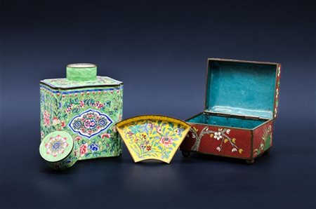 Lotto composto da una scatola in smalti cloisonnè (cm 12x7x9) una bottiglia con