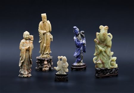 Lotto composto da cinque intagli in pietre dure di soggetti e decori diversi. C