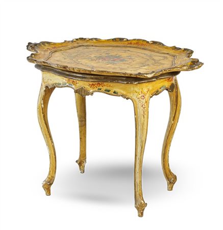 Lotto composto da tavolino (cm 59x54x45) e vassoio sagomato in legno dipinto e