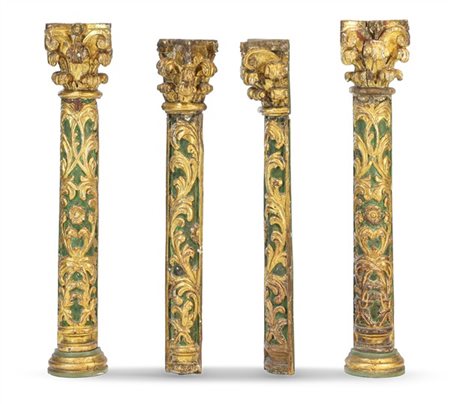 Gruppo di quattro semicolonne, di cui due angolari, in legno intagliato a fogli