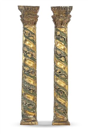 Coppia di semicolonne a torciglione in legno laccato e dorato con intagli a pam