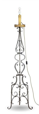 Portacero tripode in ferro battuto e ritorto a volute. Secolo XVIII-XIX (h cm 1