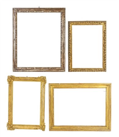 Lotto di quattro diverse cornici in legno intagliato e pastiglia (ingombro max