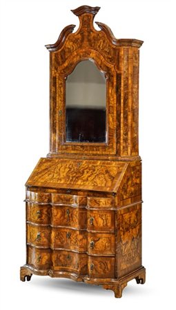 Trumeau lastronato in noce e radica di noce, parte inferiore a tre cassetti sul