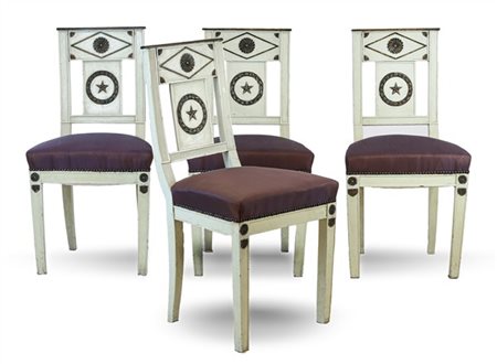 Gruppo di quattro sedie in legno laccato con schienale a cartella decorata da r