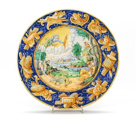 Manifattura del secolo XIX. Piatto da parete in maiolica dipinta in policromia