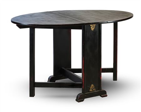 Tavolino a bandelle in legno ebanizzato con sostegni geometrici e decorazioni d