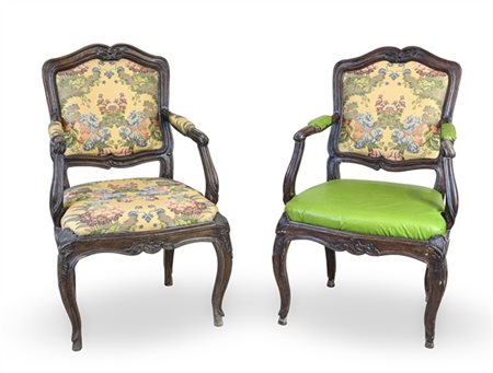 Coppia di poltrone in legno intagliato con braccioli terminanti a ricciolo, gam