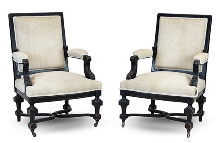 Coppia di poltrone in legno ebanizzato con gambe raccordate a crociera. Piedi a