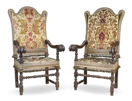 Coppia di antichi seggioloni in noce con braccioli terminanti a ricciolo, gambe