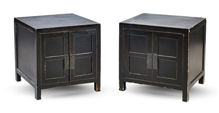Coppia di mobiletti di forma cubica a due sportelli pannellati in legno laccato
