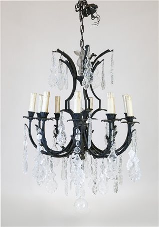 Lampadario a dieci luci in ferro forgiato e brunito con bracci decorati da fogl