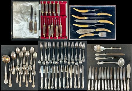 Cartone contenente parti di servizi di posate in metallo argentato e altri mate
