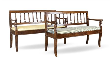 Coppia di divani in noce con montanti anteriori a collo di cigno, gambe mosse.