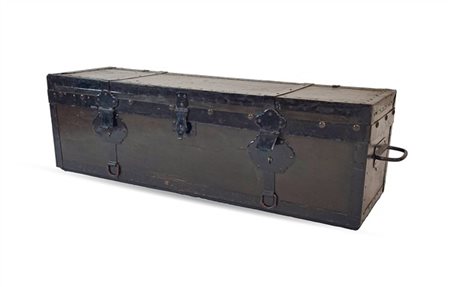Baule militare in legno verniciato con angolari, chiusure e maniglie in ferro b