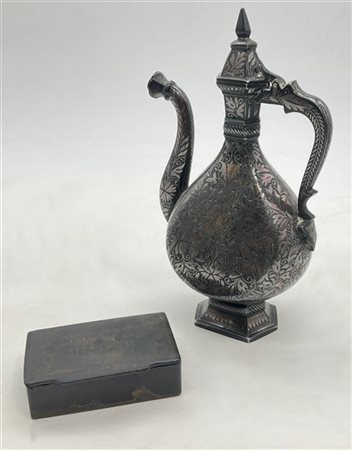 Lotto composto da piccolo versatoio in ferro ageminato ad un'ansa e coperchio i